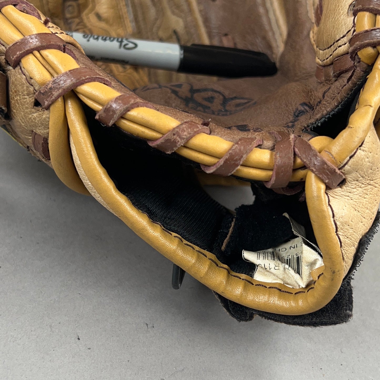 Wilson A440 11.5"" Right Hand Thrower Softball Glove