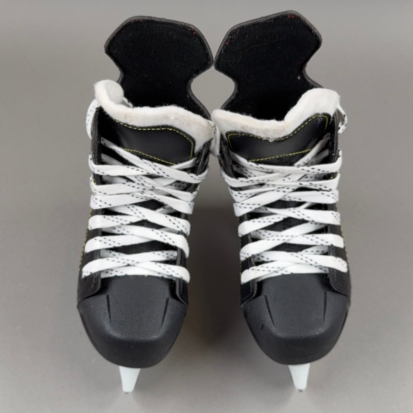 CCM Tacks 9040 Size 12Y Youth Hockey Skates