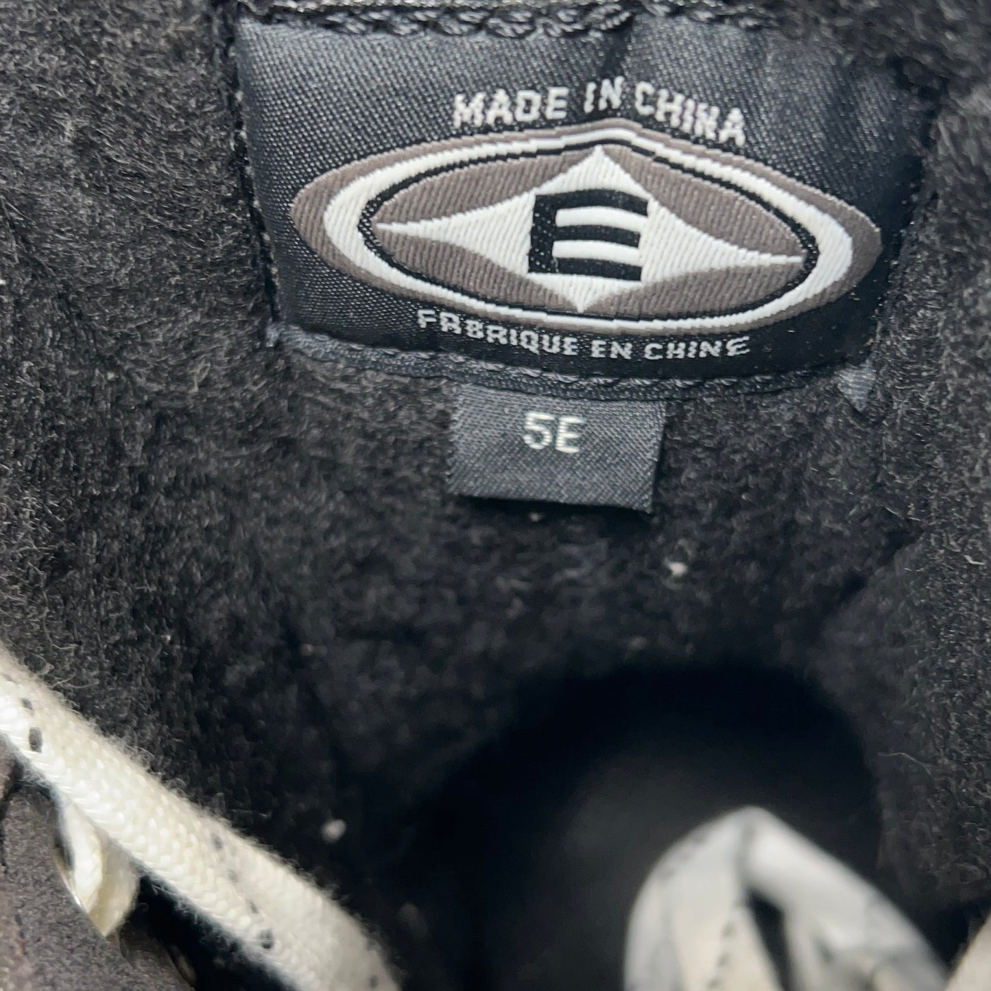 Easton UltraLite Size 5 Intermediate Hockey Skates