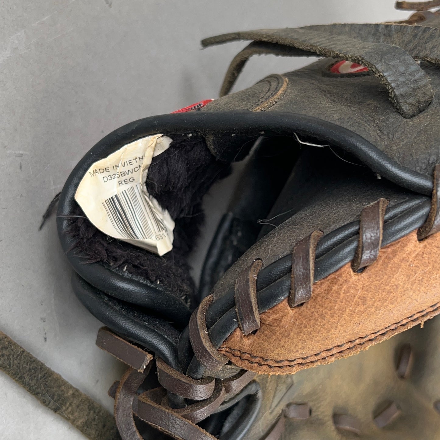 Rawlings D325BWCM 32.5" Right Hand Thrower Catchers Mitt