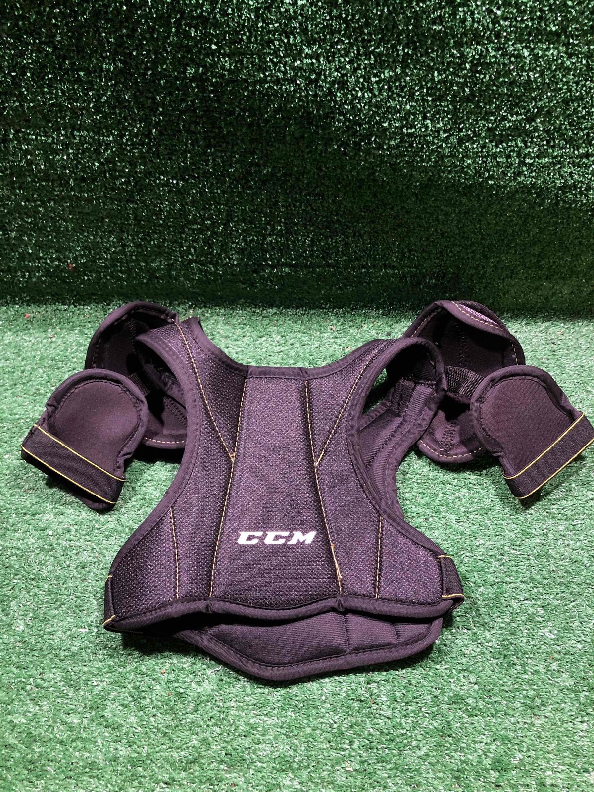 CCM XTK Hockey Shoulder Pads Youth Medium (M)