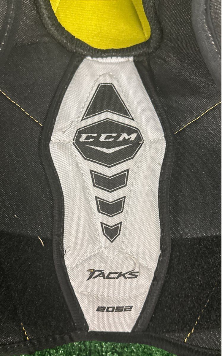 Ccm Tacks 2052 Hockey Shoulder Pads Junior Medium (M)