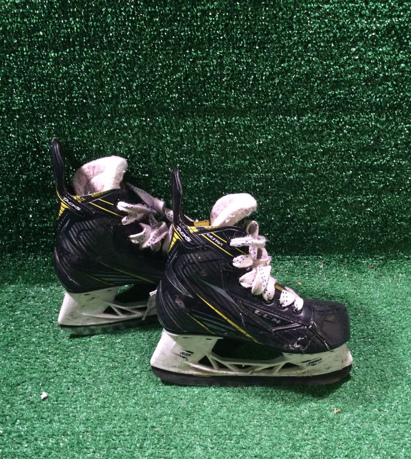 Ccm Tacks Ultra Hockey Skates Youth 13.0D Skate Size