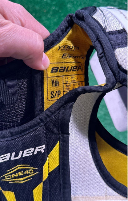 Bauer One40 Hockey Shoulder Pads Youth Small (S)