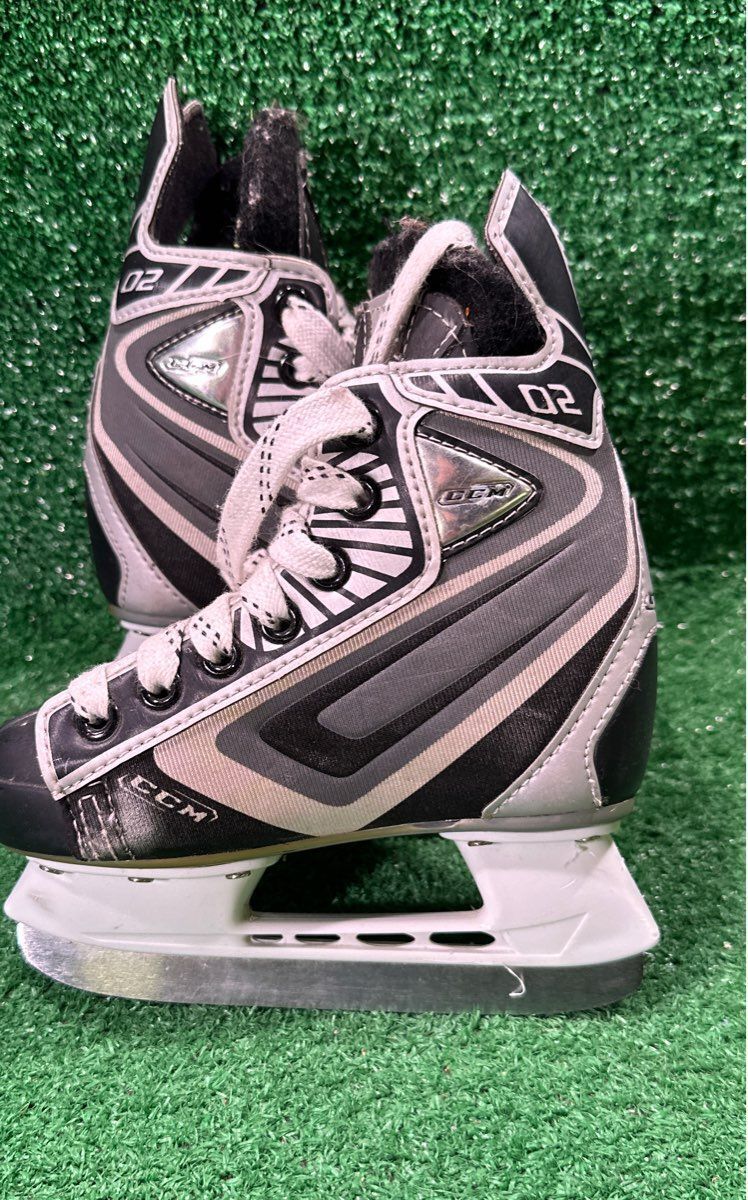 CCM O2 Junior Hockey Skates 9 Skate Size