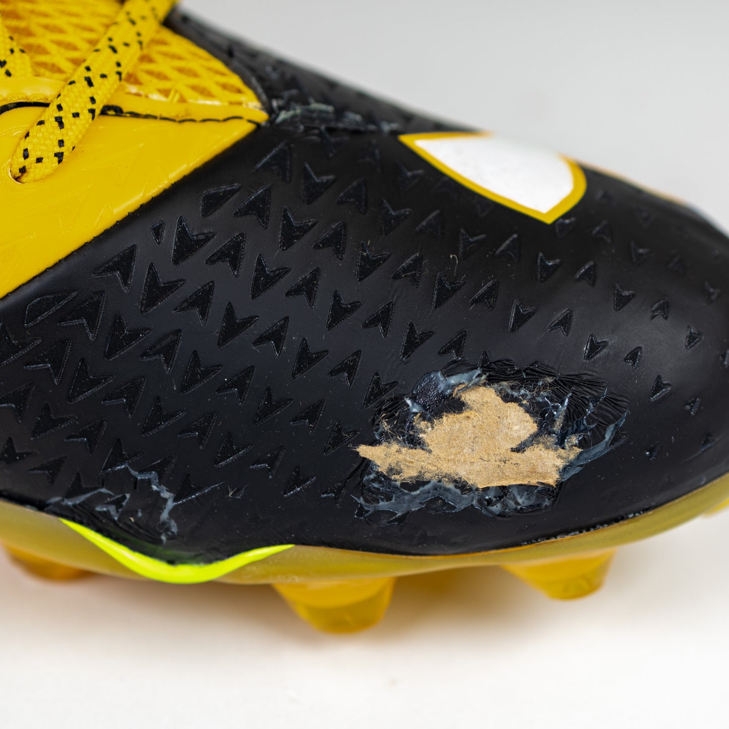 Under Armour Clutchfit Football Cleats Men's Size 16.0 – New Without Box