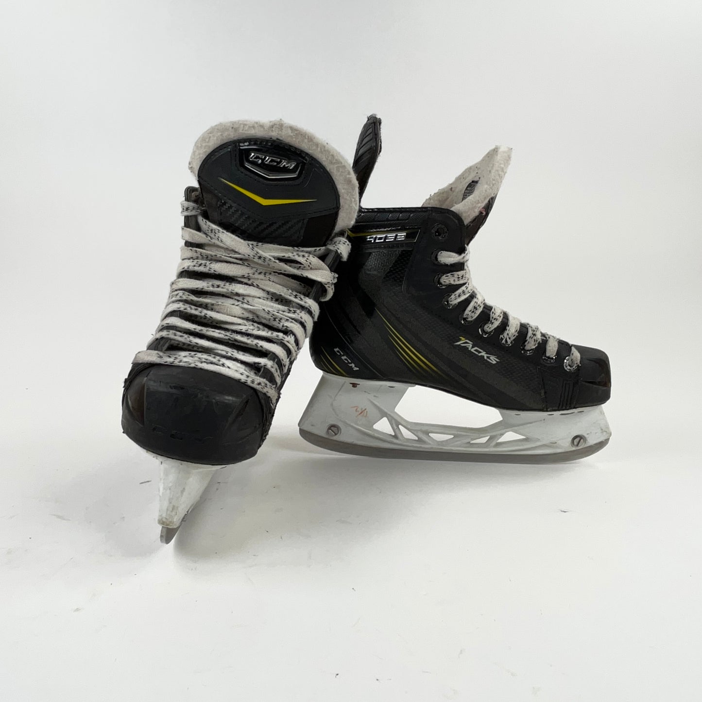 CCM Tacks 4052 Size 4 Junior Hockey Skates