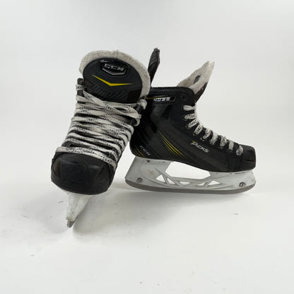 CCM Tacks 4052 Size 4 Junior Hockey Skates