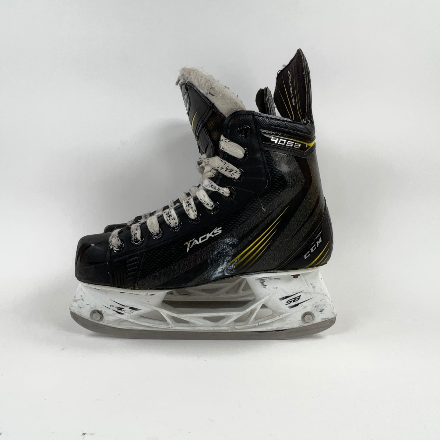 CCM Tacks 4052 Size 4 Junior Hockey Skates