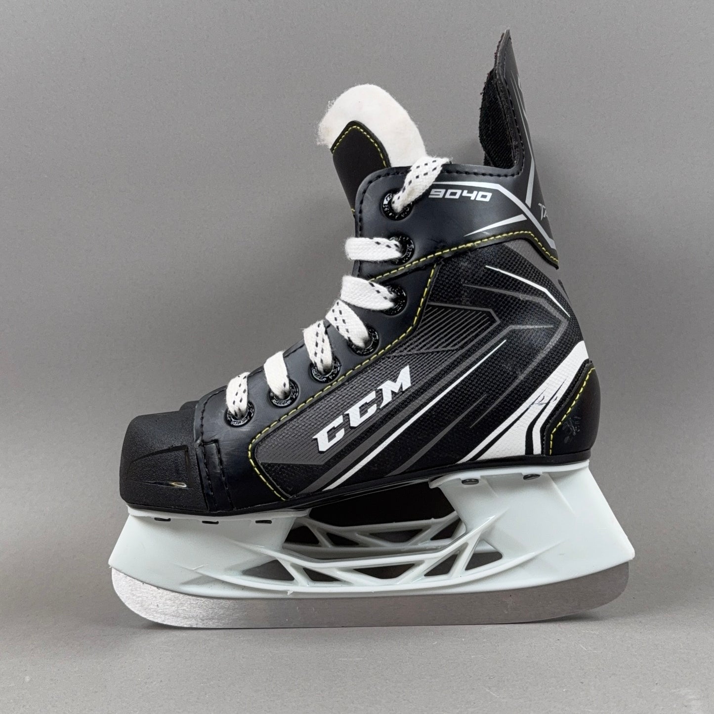 CCM Tacks 9040 Size 12Y Youth Hockey Skates