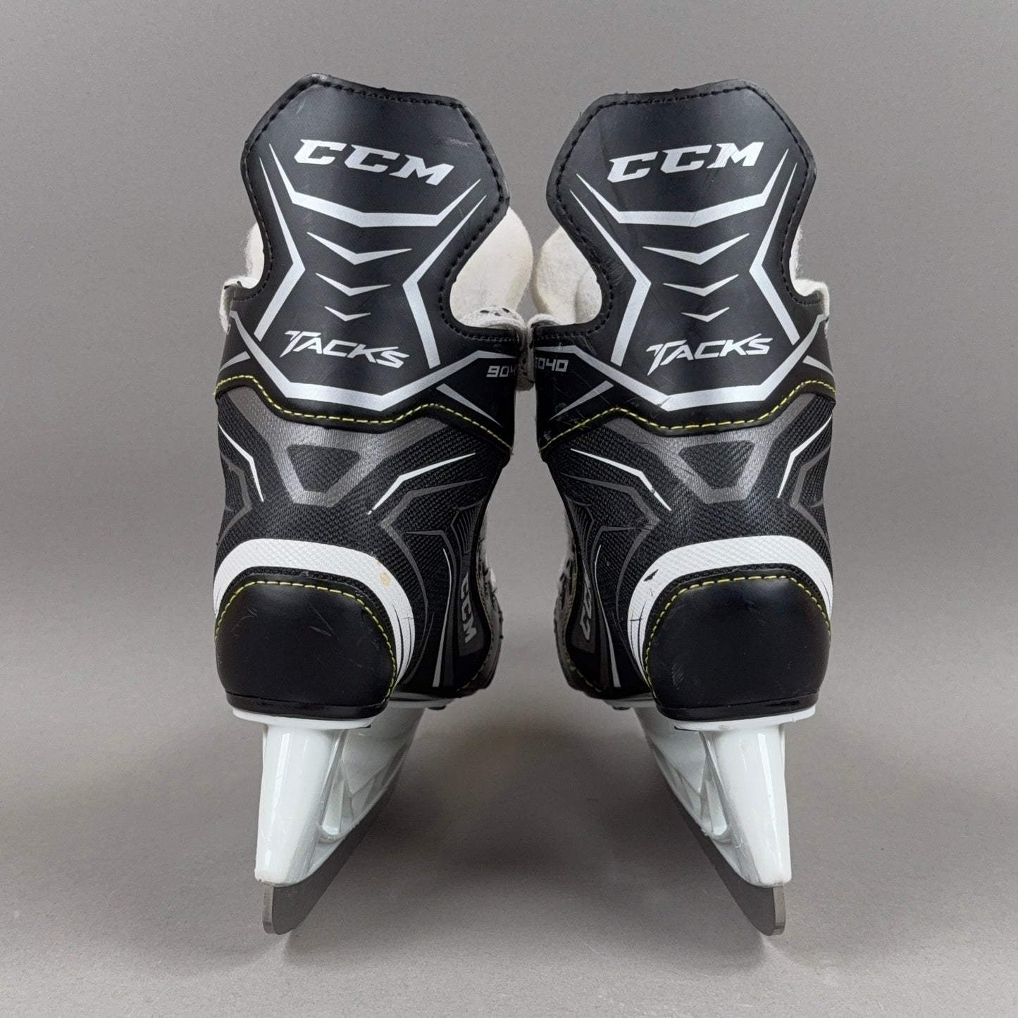 CCM Tacks 9040 Size 12Y Youth Hockey Skates