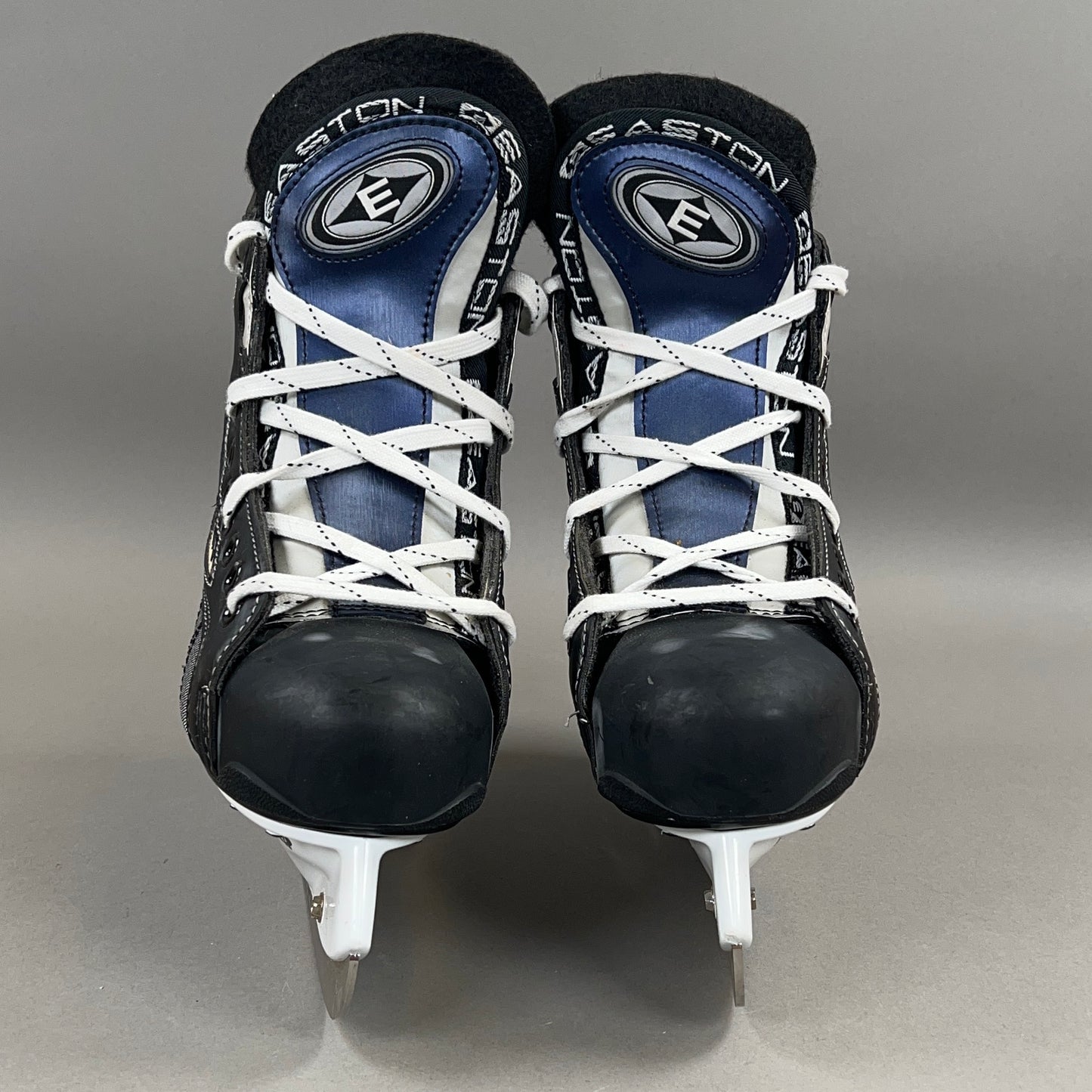 Easton UltraLite Size 5 Intermediate Hockey Skates