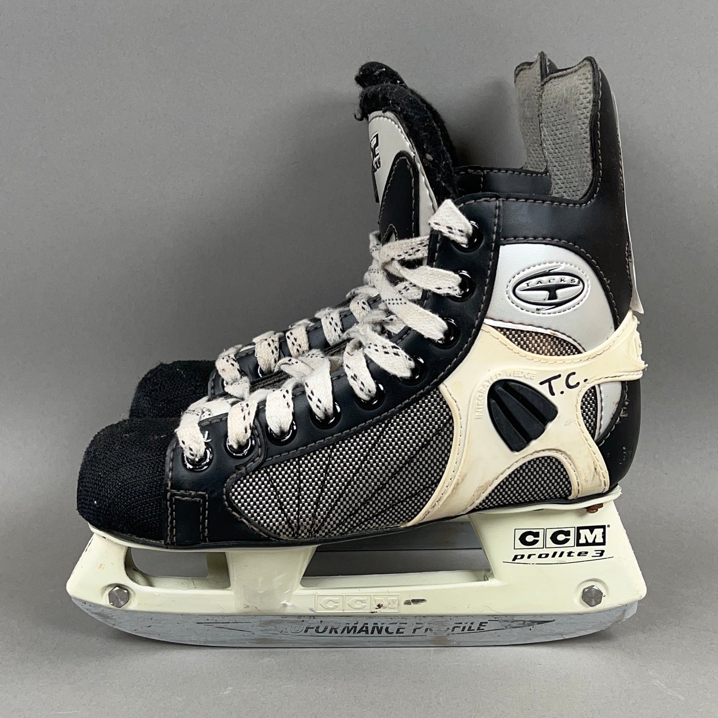 CCM Tacks 152 Size 1 Junior Hockey Skates