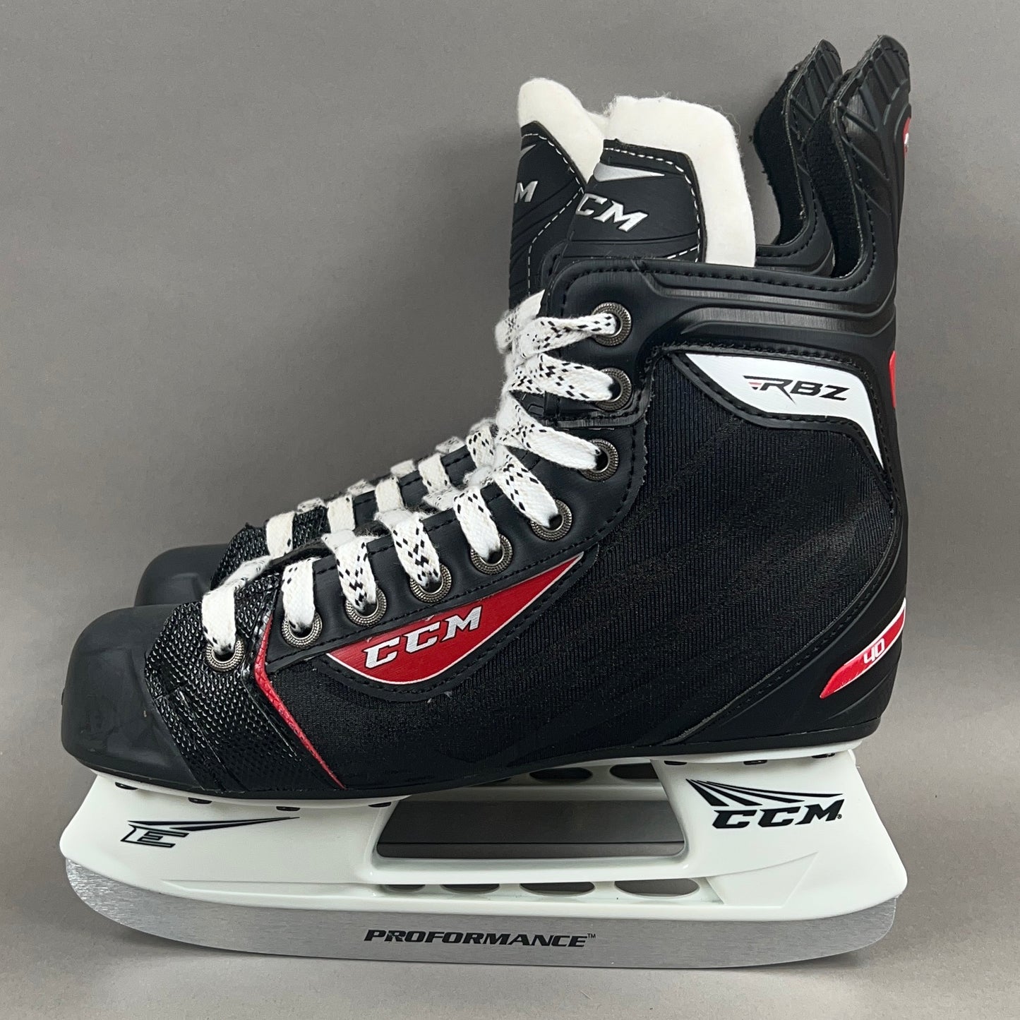 CCM RBZ 40 Size 4 Intermediate Hockey Skates