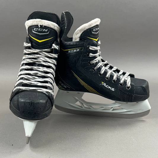 CCM Tacks 2052 Size 2 Junior Hockey Skates