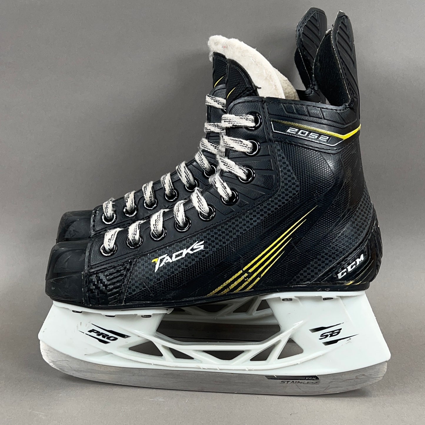 CCM Tacks 2052 Size 2 Junior Hockey Skates