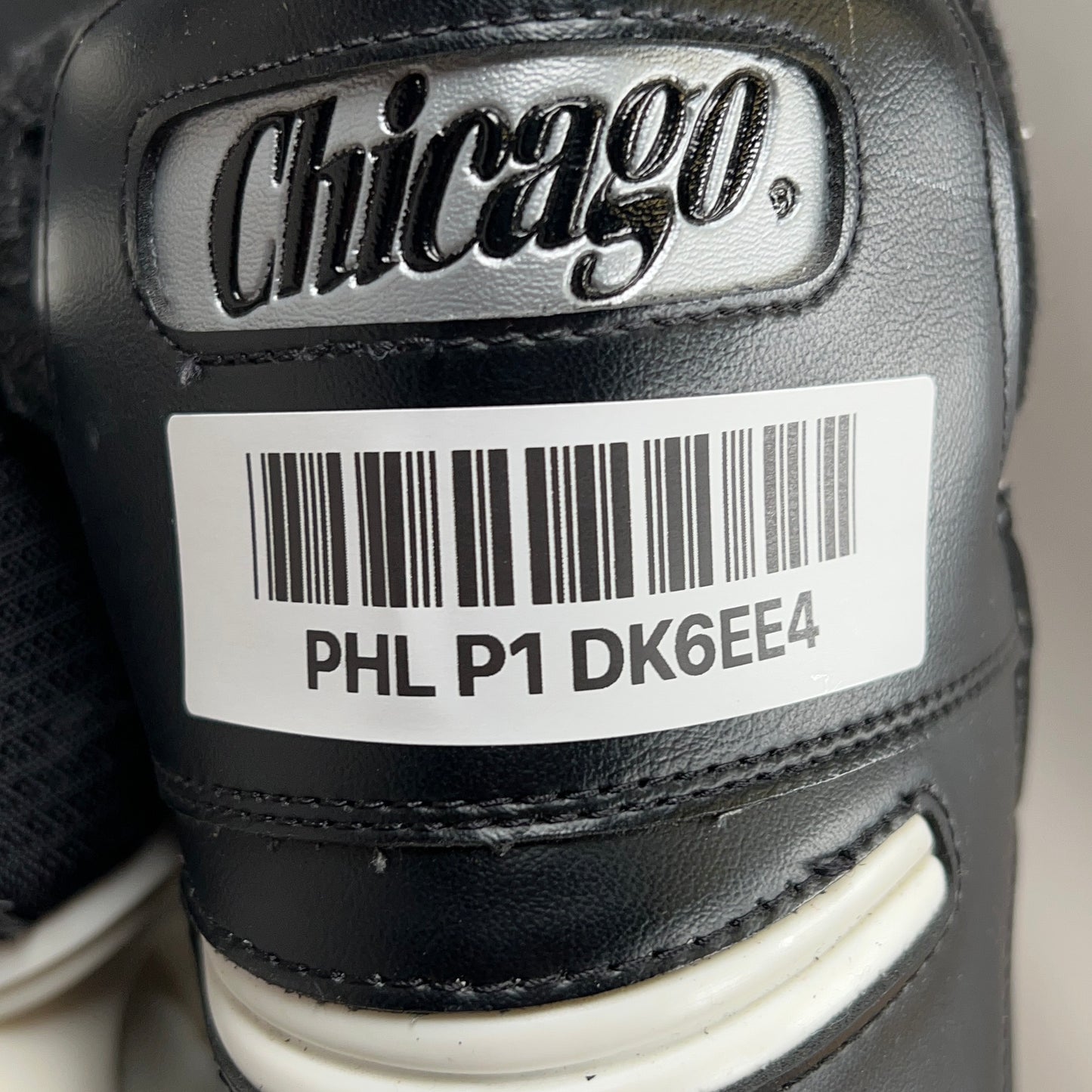 Chicago IH2001 Size 6 Vintage Intermediate Hockey Skates