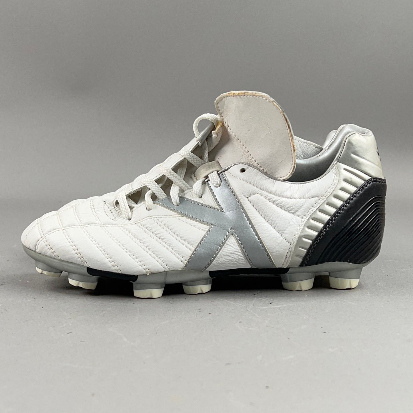 Kelme Leather Size 6.5 Soccer Cleats