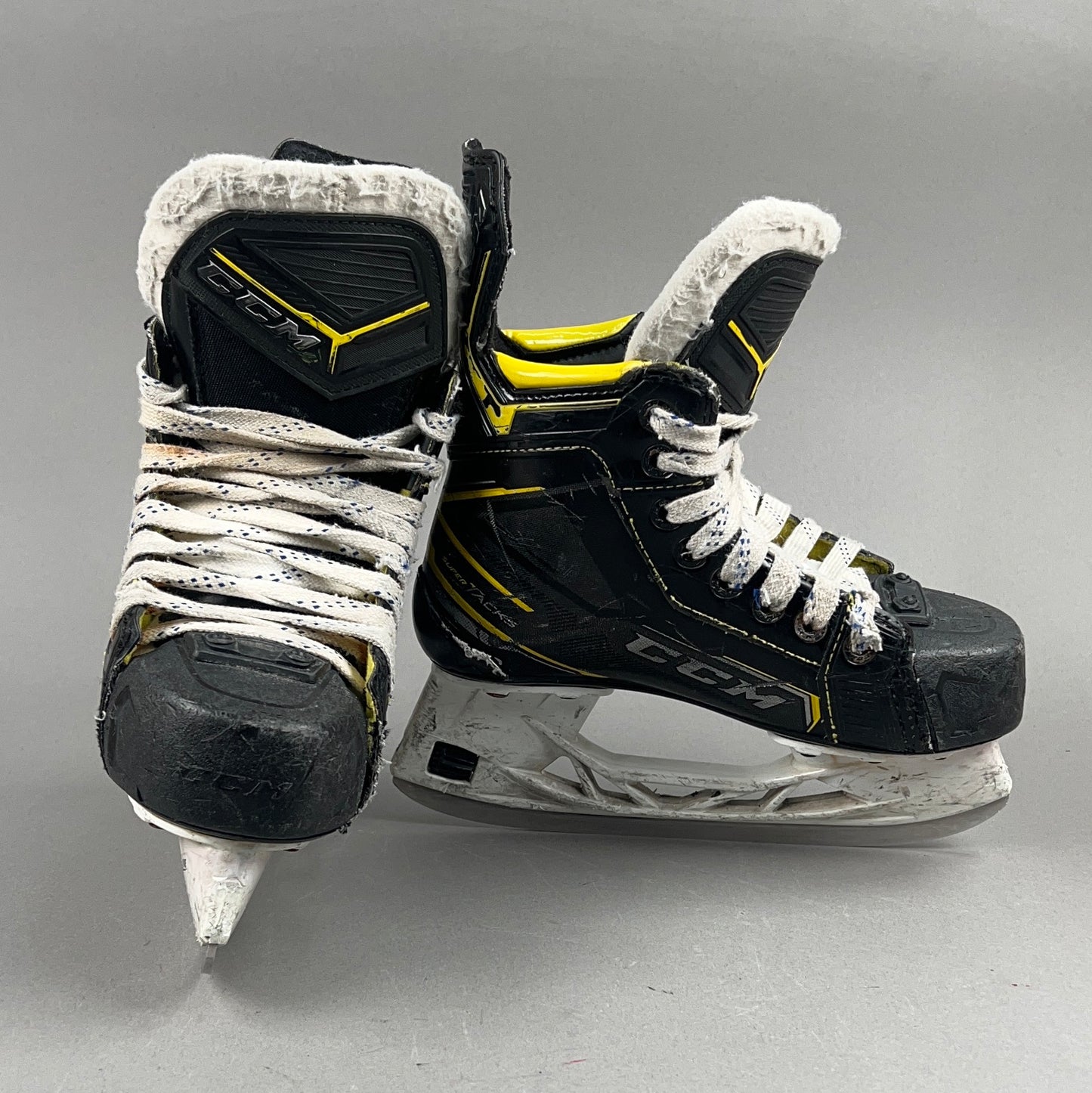 CCM Super Tacks 9380 Size 2 Junior Hockey Skates