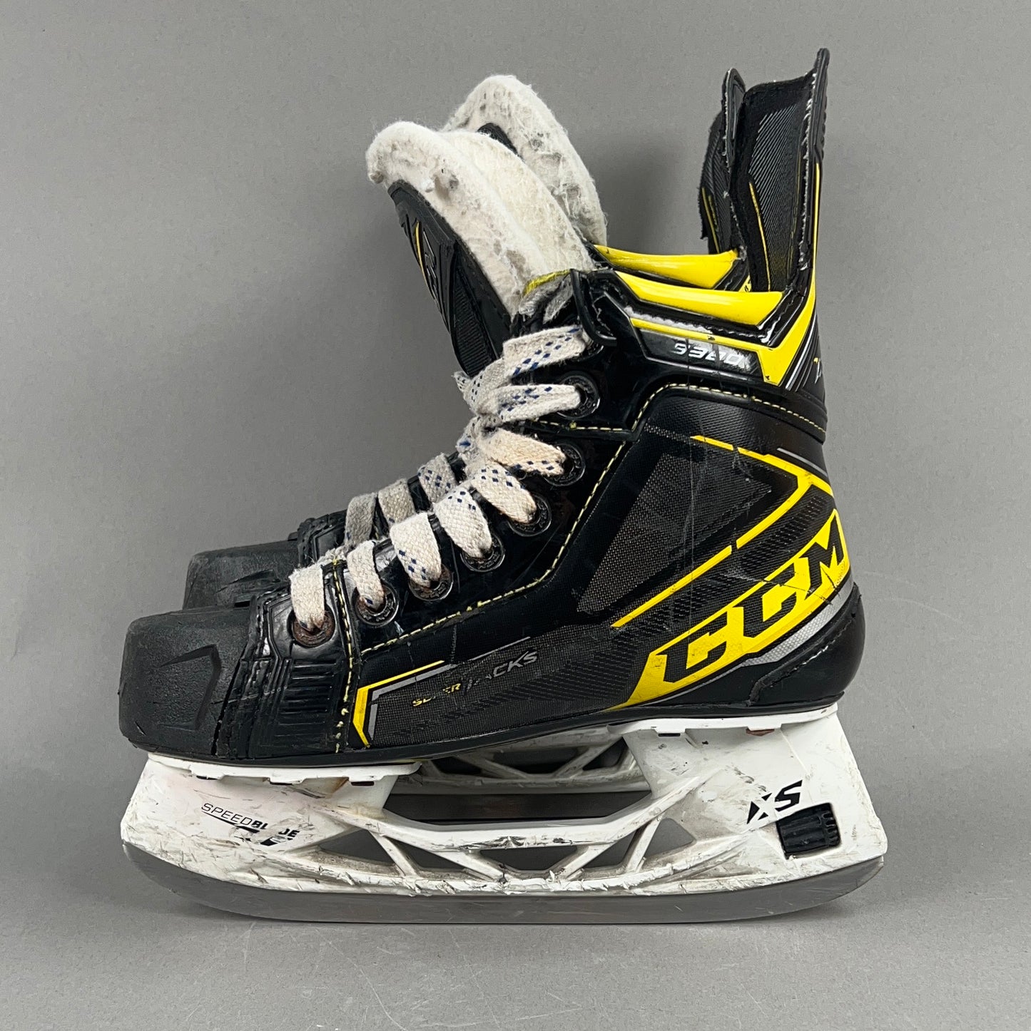 CCM Super Tacks 9380 Size 2 Junior Hockey Skates