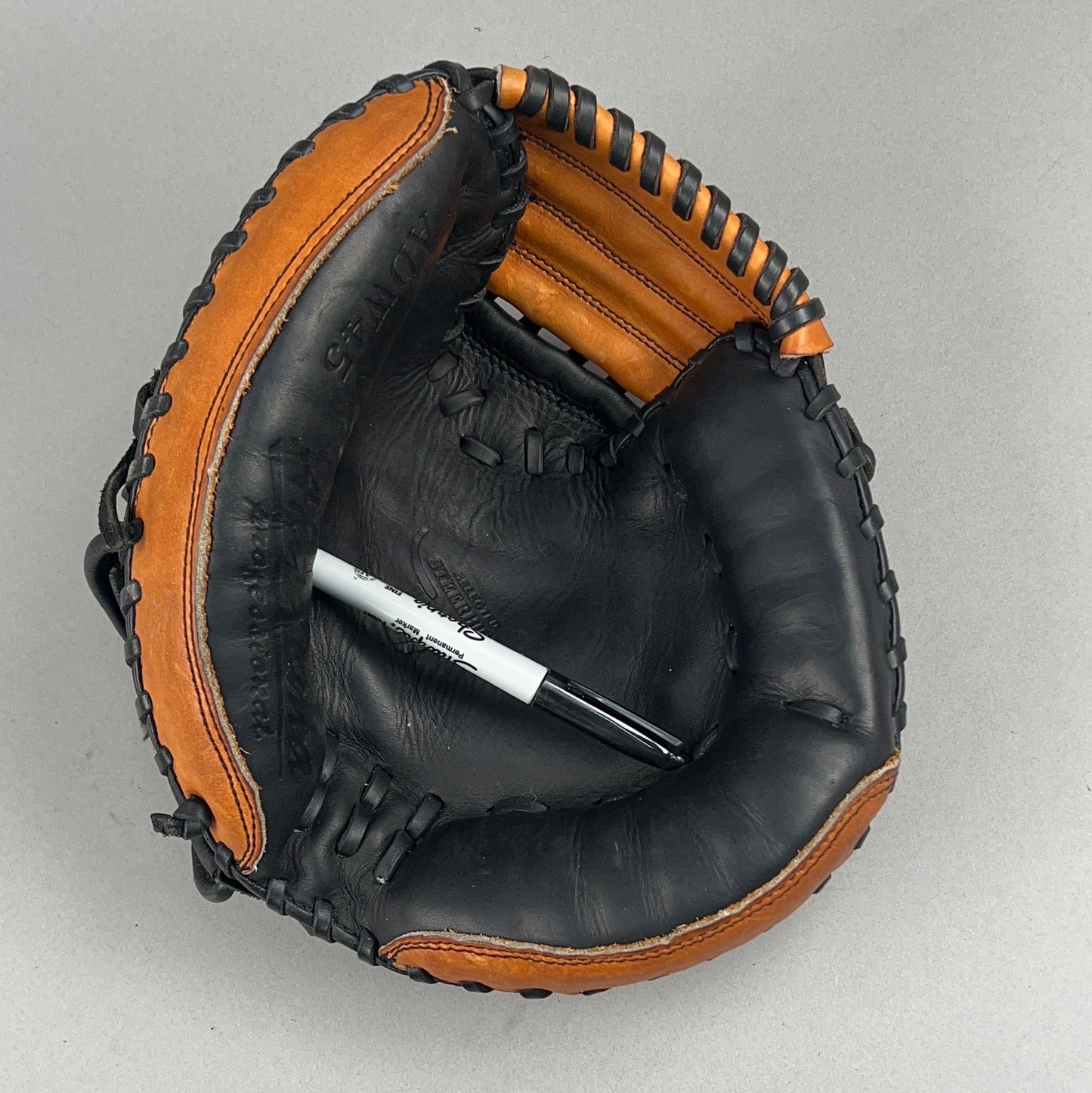 Akadema ADW45 32" Right Hand Thrower Catchers Mitt