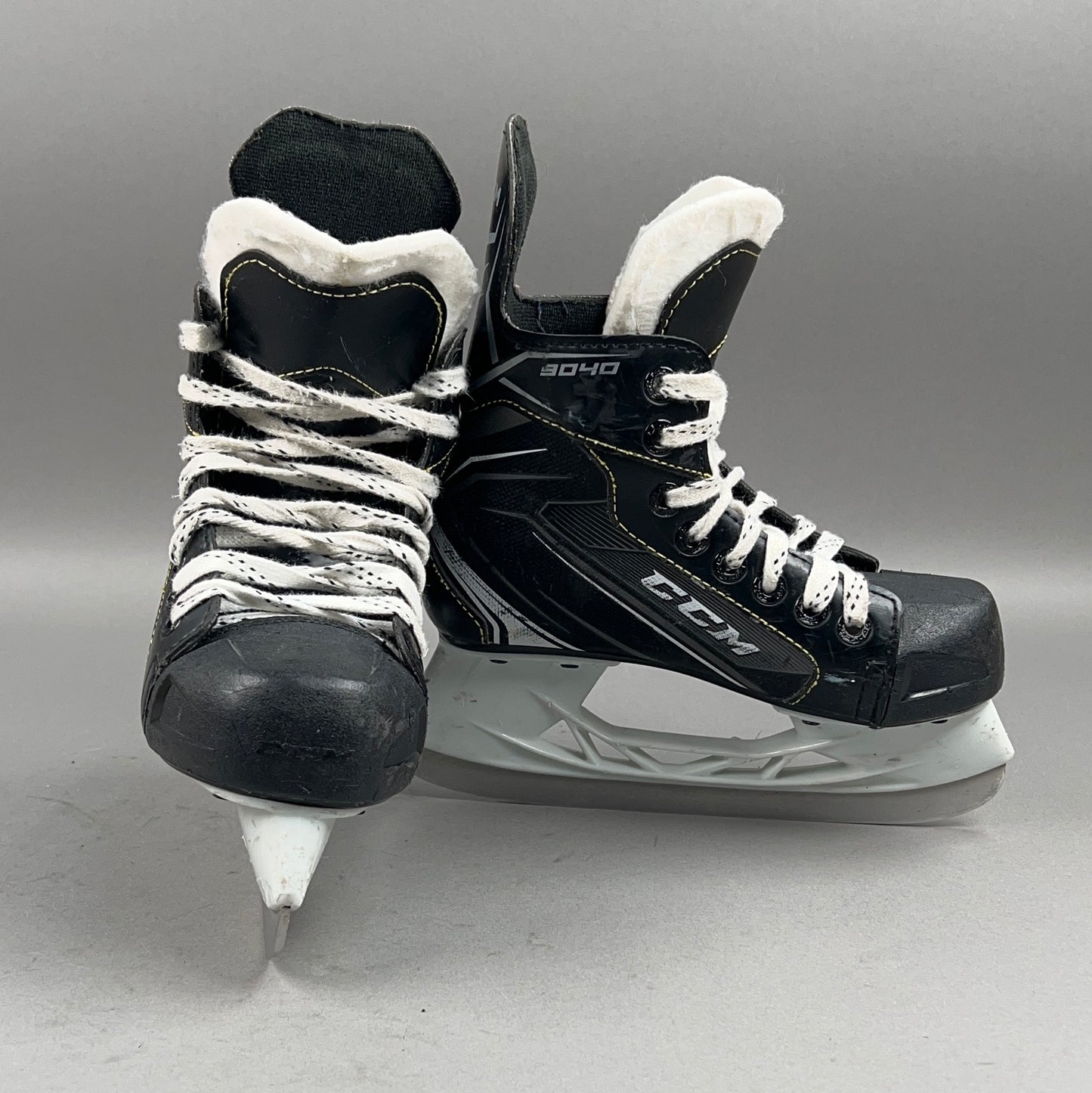 CCM Tacks 9040 Size 13Y Youth Hockey Skates