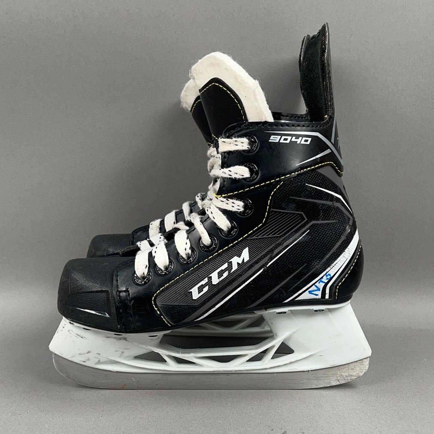 CCM Tacks 9040 Size 13Y Youth Hockey Skates