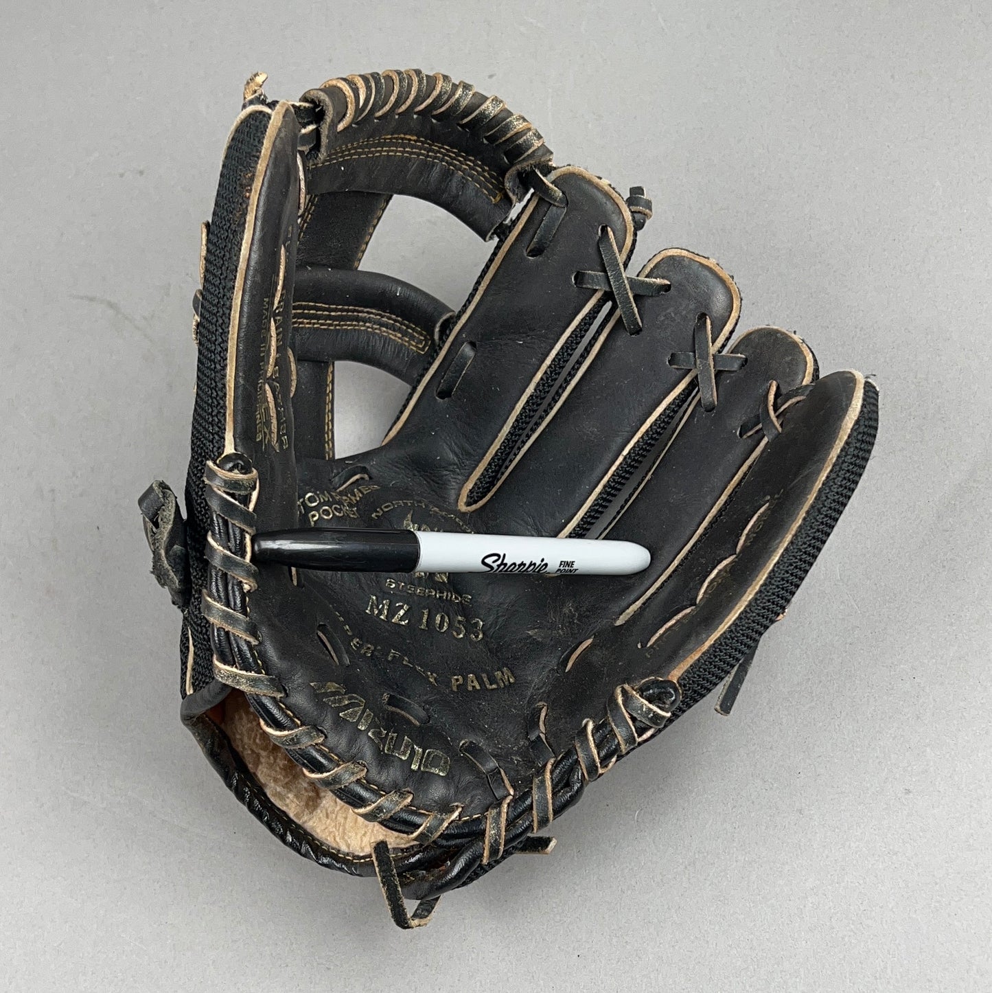Mizuno MZ 1053 10.5" Right Hand Thrower Baseball Glove