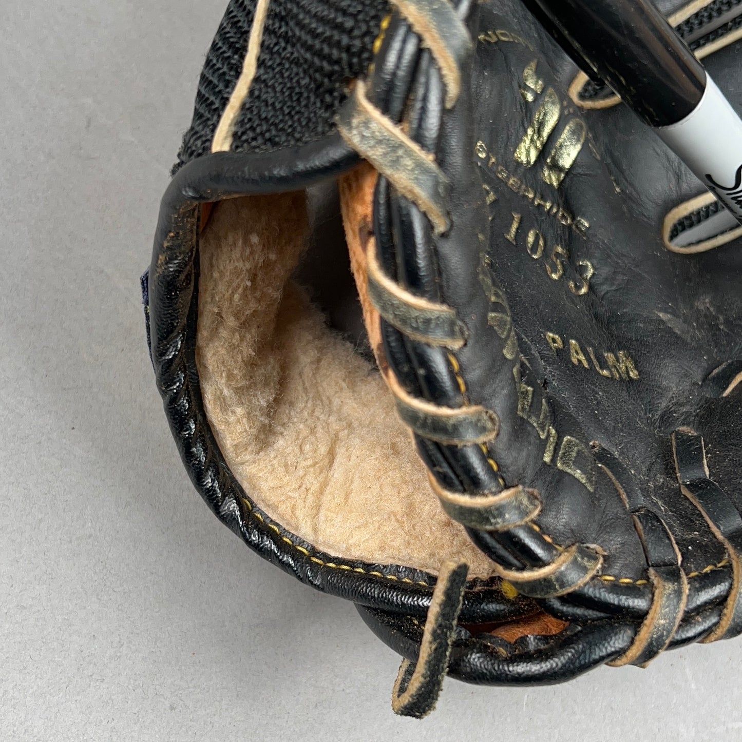 Mizuno MZ 1053 10.5" Right Hand Thrower Baseball Glove