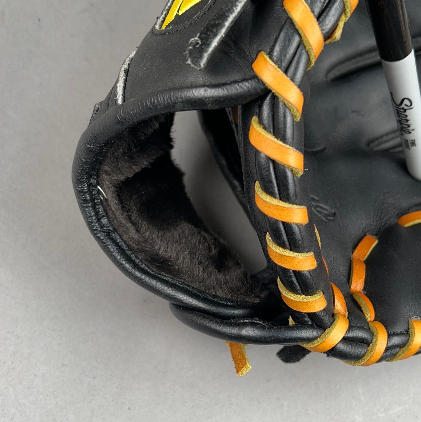 Akadema ADL18 11.5" Right Hand Thrower Baseball Glove