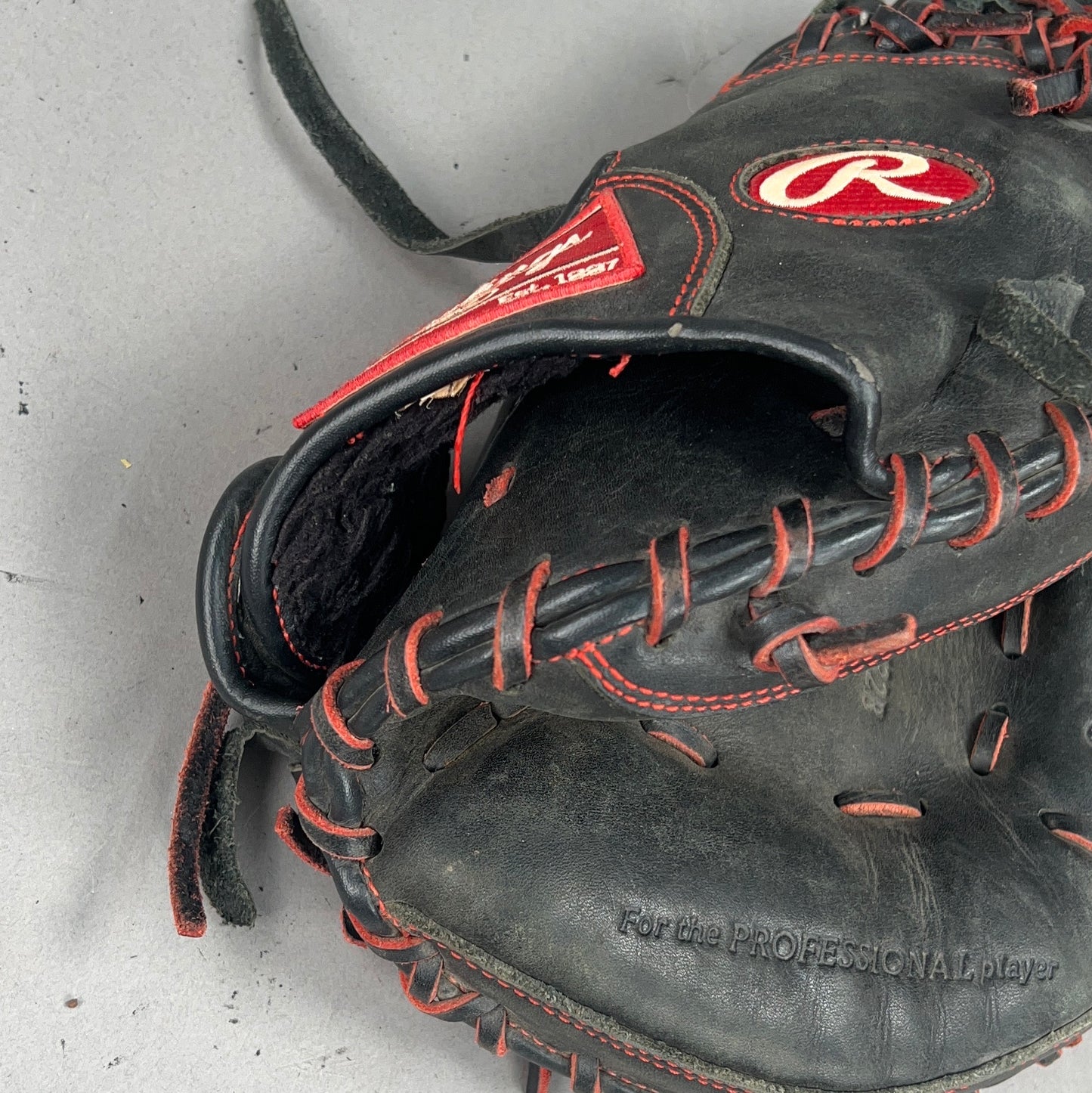 Rawlings R9 Series R9YPTCM32B 32" Right Hand Thrower Catchers Mitt