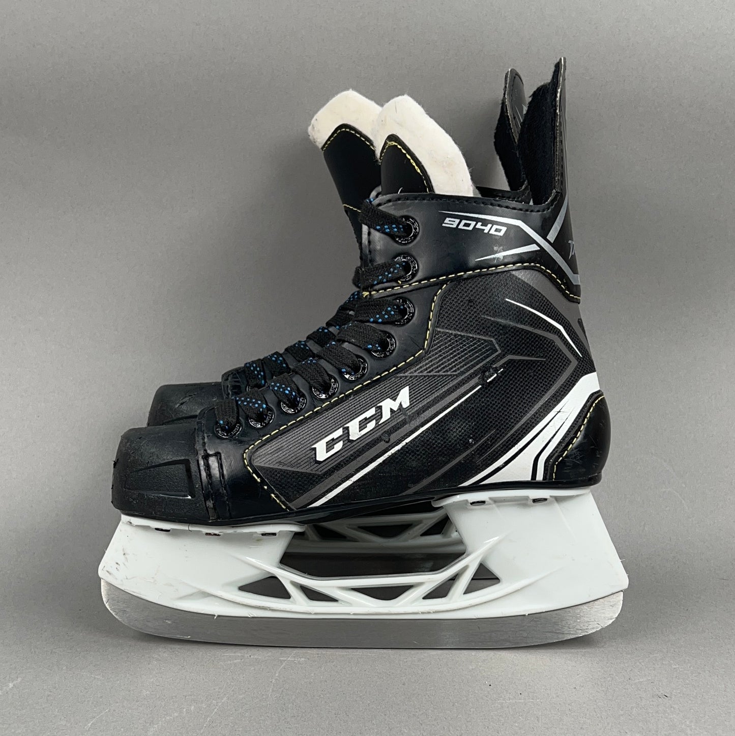 CCM Tacks 9040 Size 2 Junior Hockey Skates