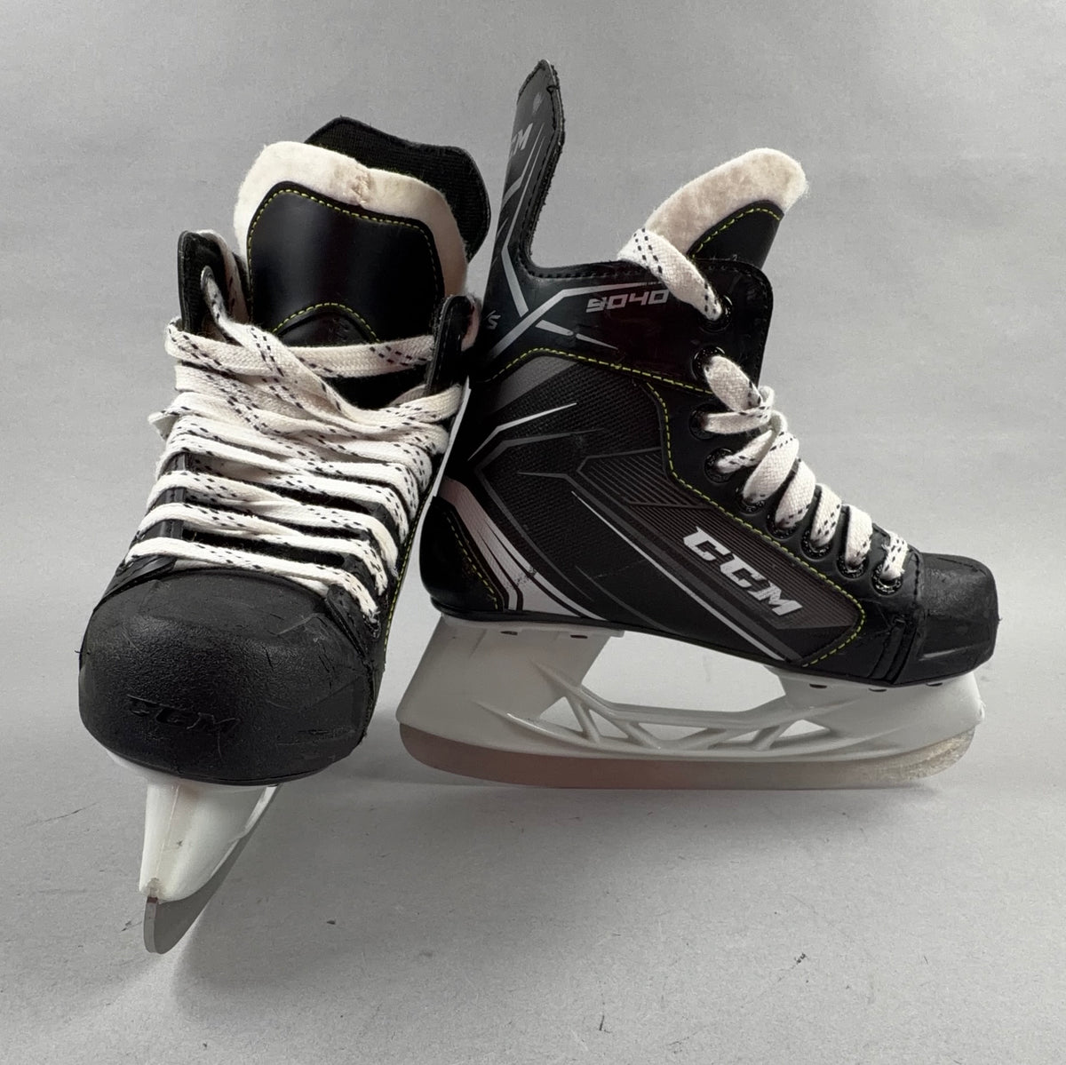 CCM Tacks 9040 Size 2 Junior Hockey Skates