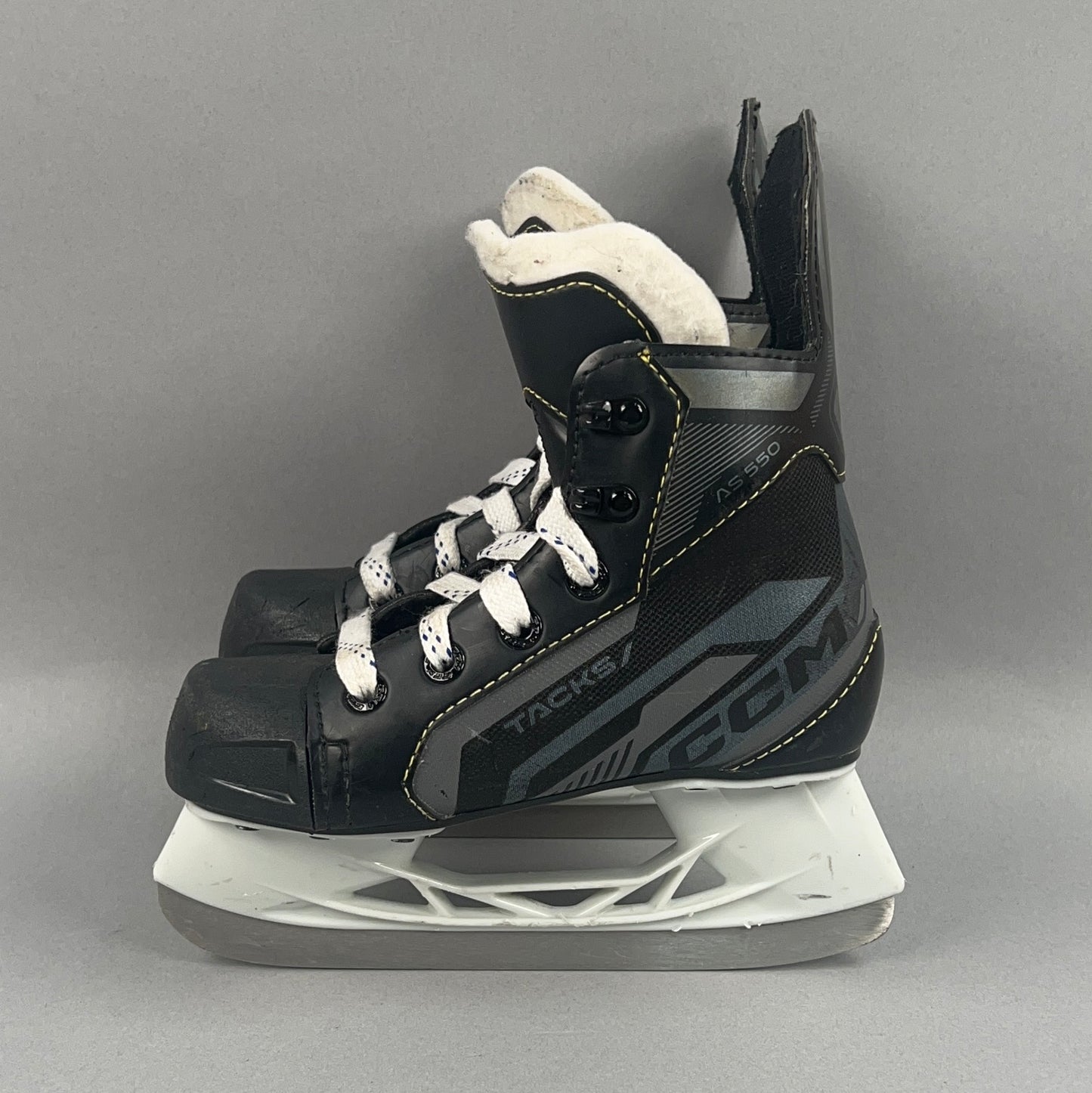 CCM Tacks AS 550 Size 12Y Youth Hockey Skates