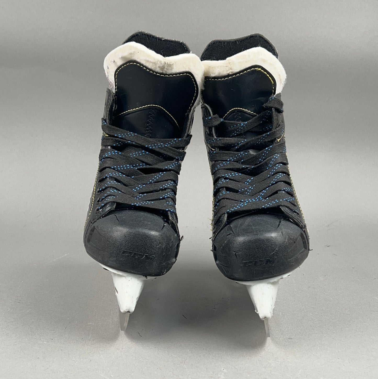 CCM Tacks 9040 Size 2 Junior Hockey Skates
