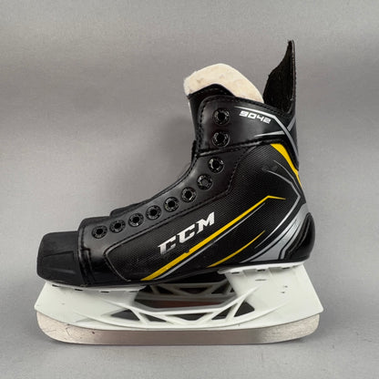 CCM Tacks 9042 Size 5 Intermediate Hockey Skates