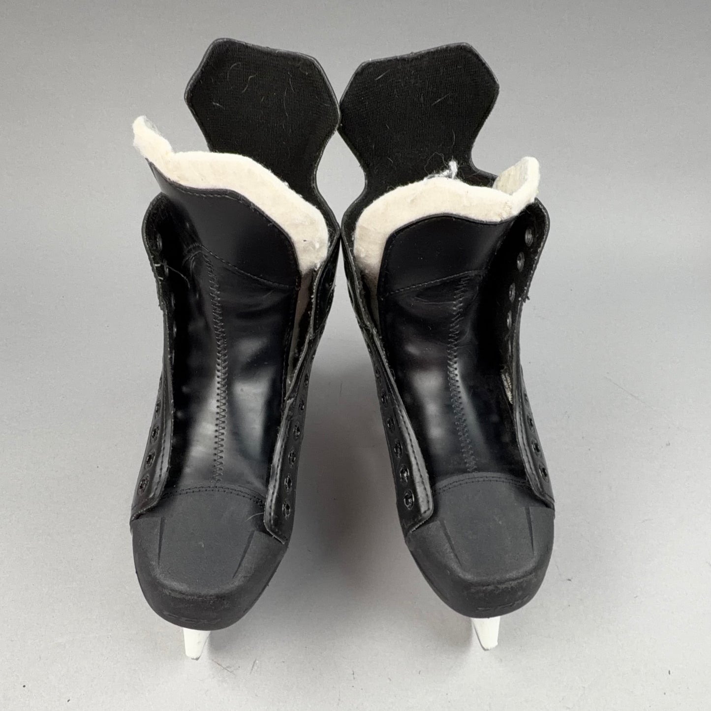 CCM Tacks 9042 Size 5 Intermediate Hockey Skates