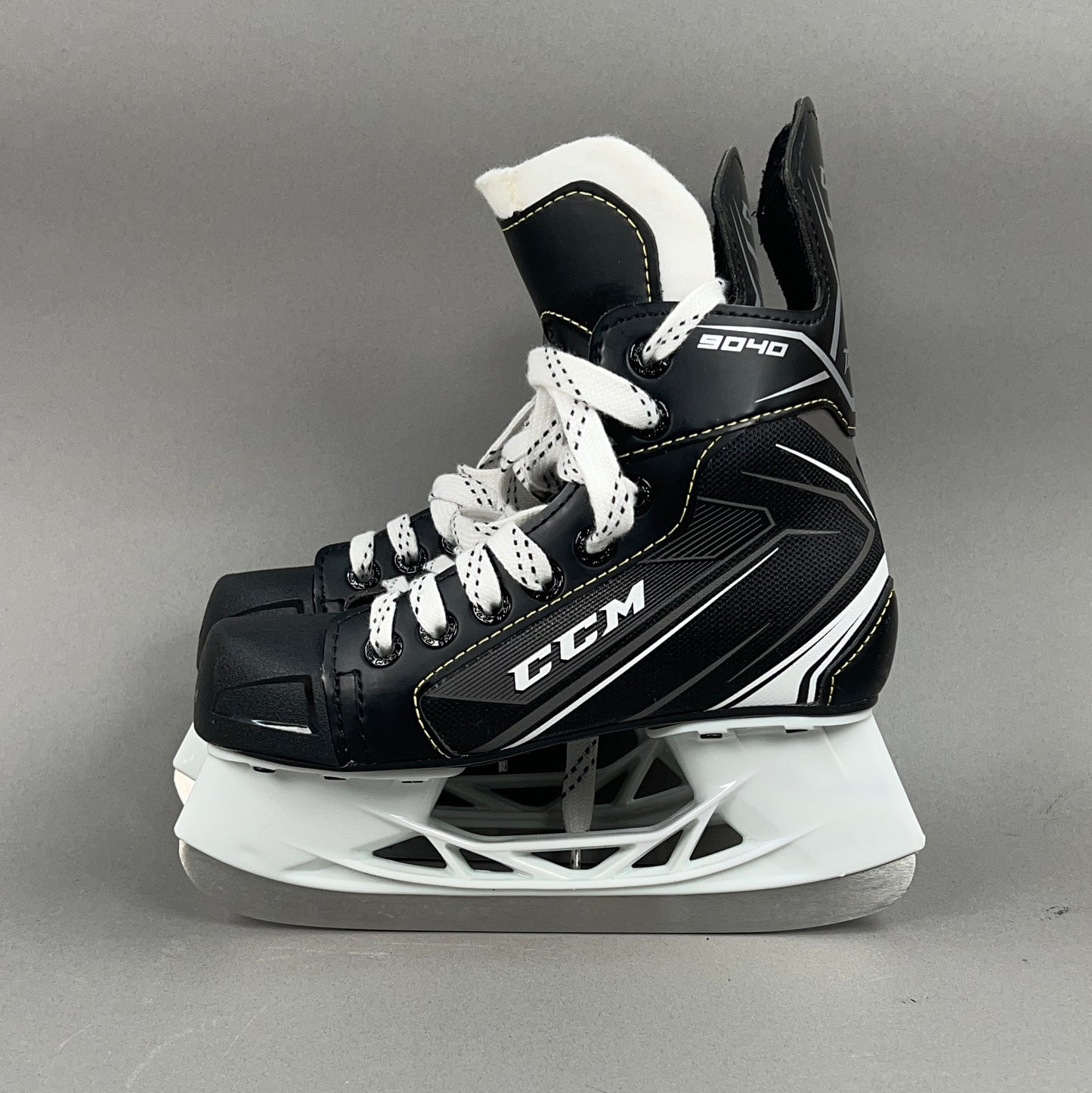 CCM Tacks 9040 Size 1 Junior Hockey Skates