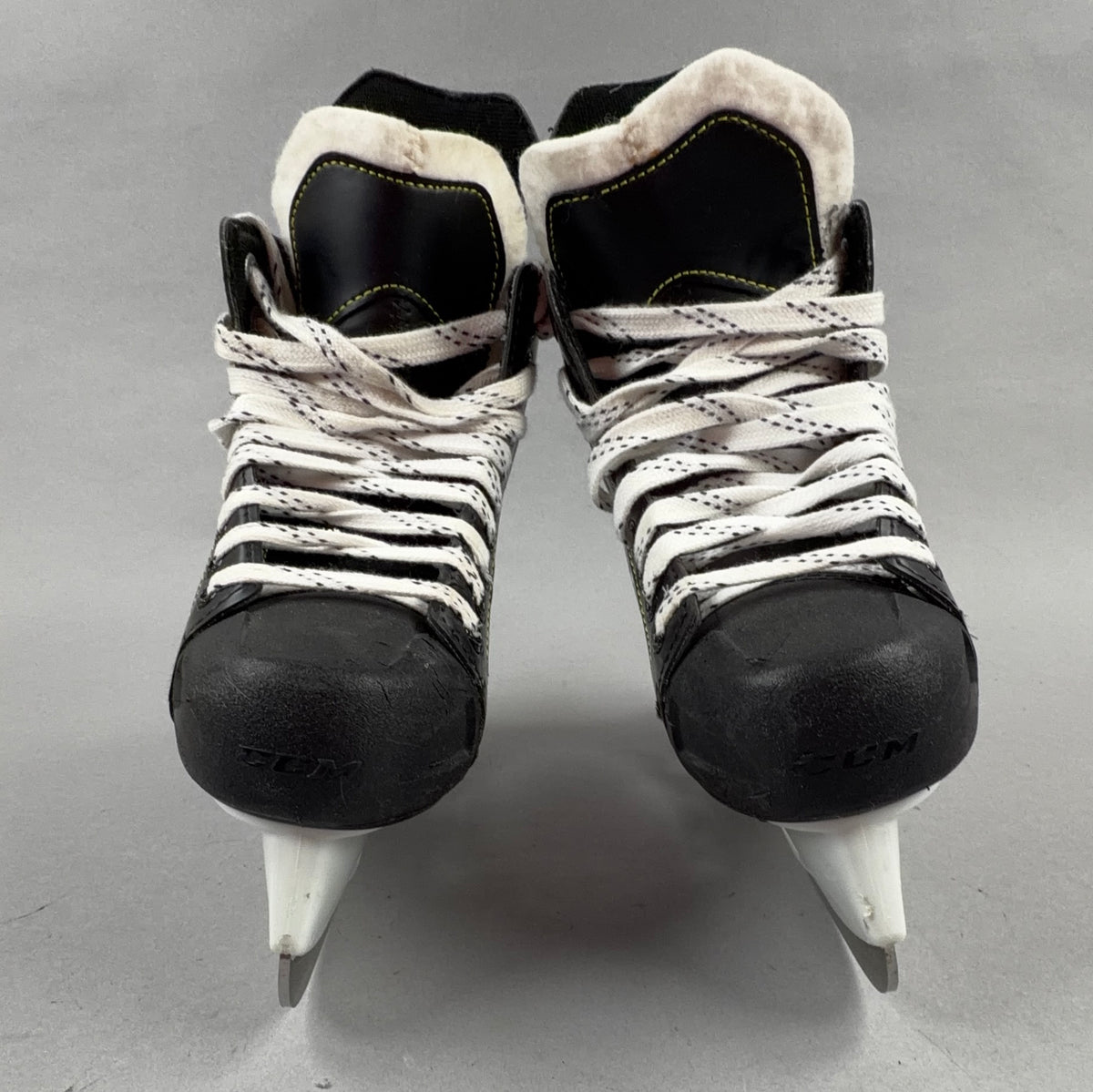 CCM Tacks 9040 Size 2 Junior Hockey Skates