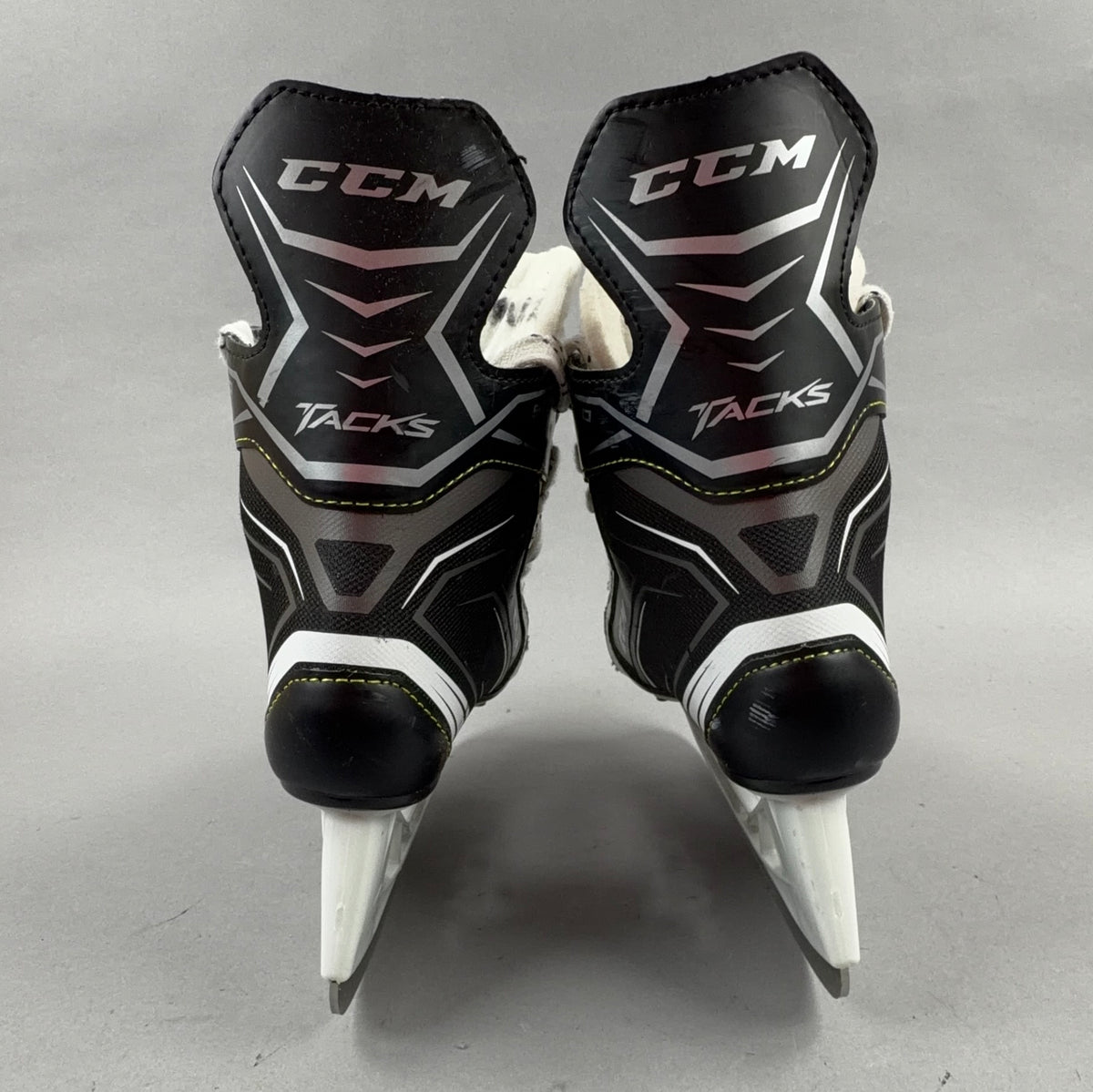 CCM Tacks 9040 Size 2 Junior Hockey Skates