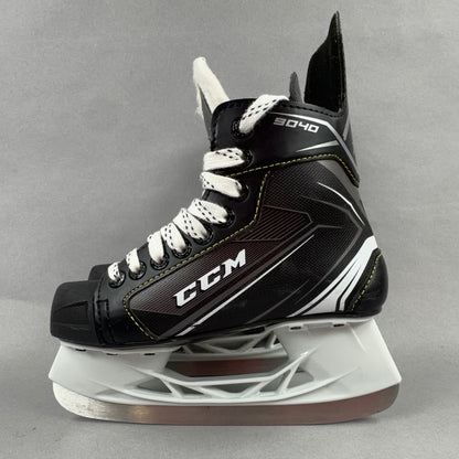 CCM Tacks 9040 Size 2 Junior Hockey Skates