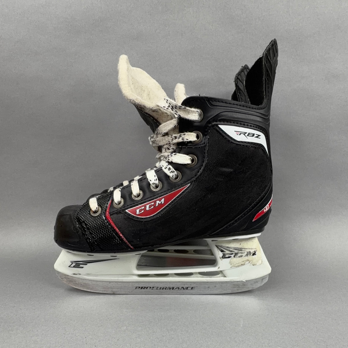 CCM RBZ 40 Size 2 Junior Hockey Skates