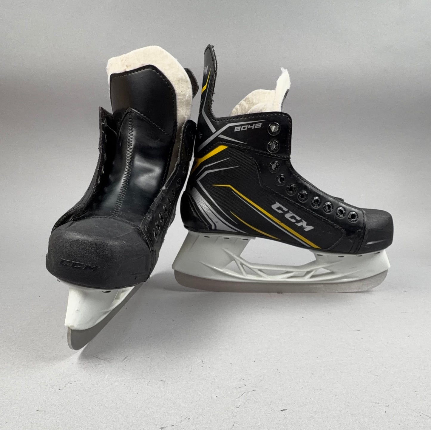 CCM Tacks 9042 Size 5 Intermediate Hockey Skates