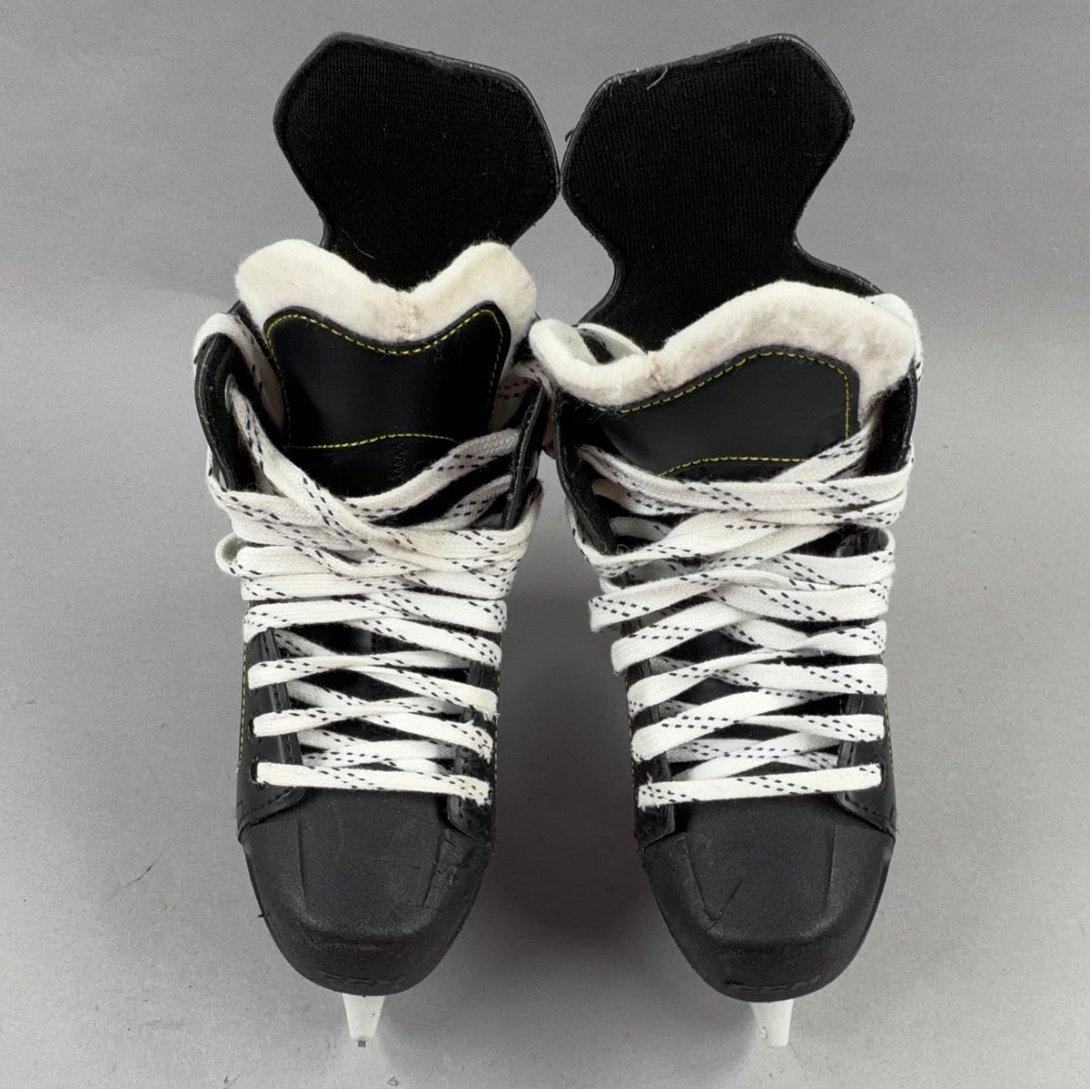 CCM Tacks 9040 Size 2 Junior Hockey Skates