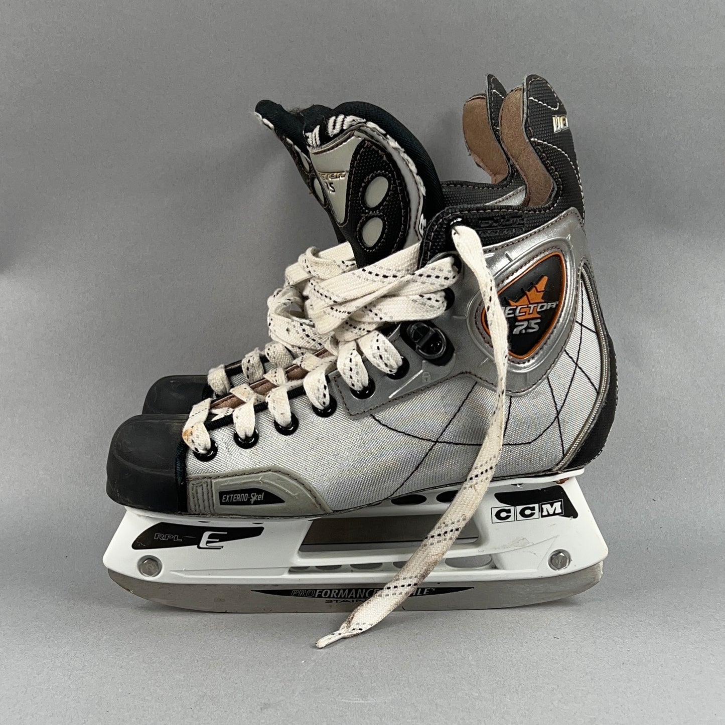 CCM Vector 7.5 Size 4 Intermediate Hockey Skates