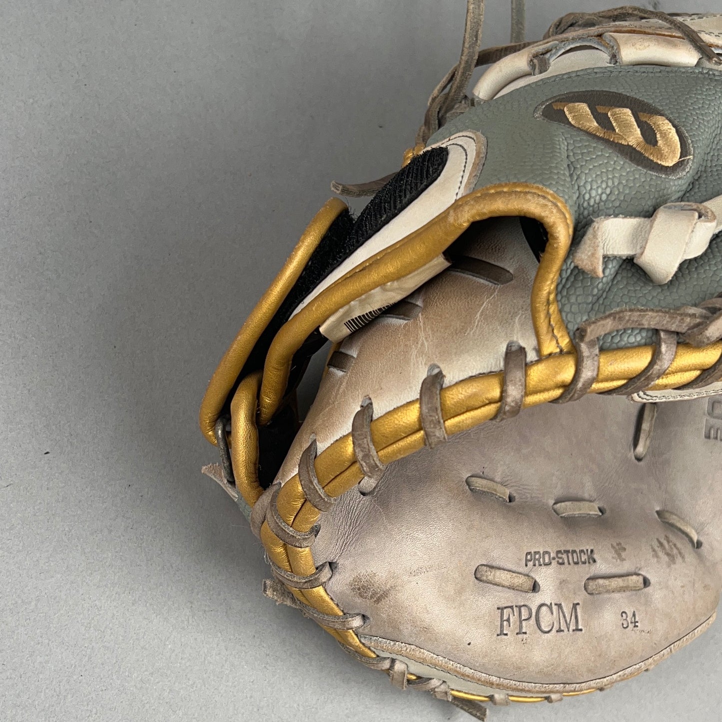 Wilson A2000 SuperSkin FPCM 34 Fastpitch Softball Catchers Glove 34" Right Hand Thrower Softball Glove